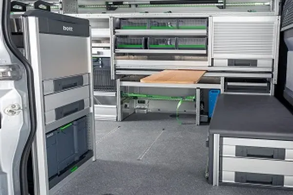 Intérieur de fourgon aménagé avec des meubles, tablettes et blocs-tiroirs en aluminium