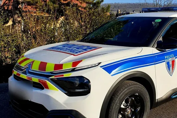 Véhicule de police municipale équipé d'une rampe lumineuse et d'un marquage réfléchissant