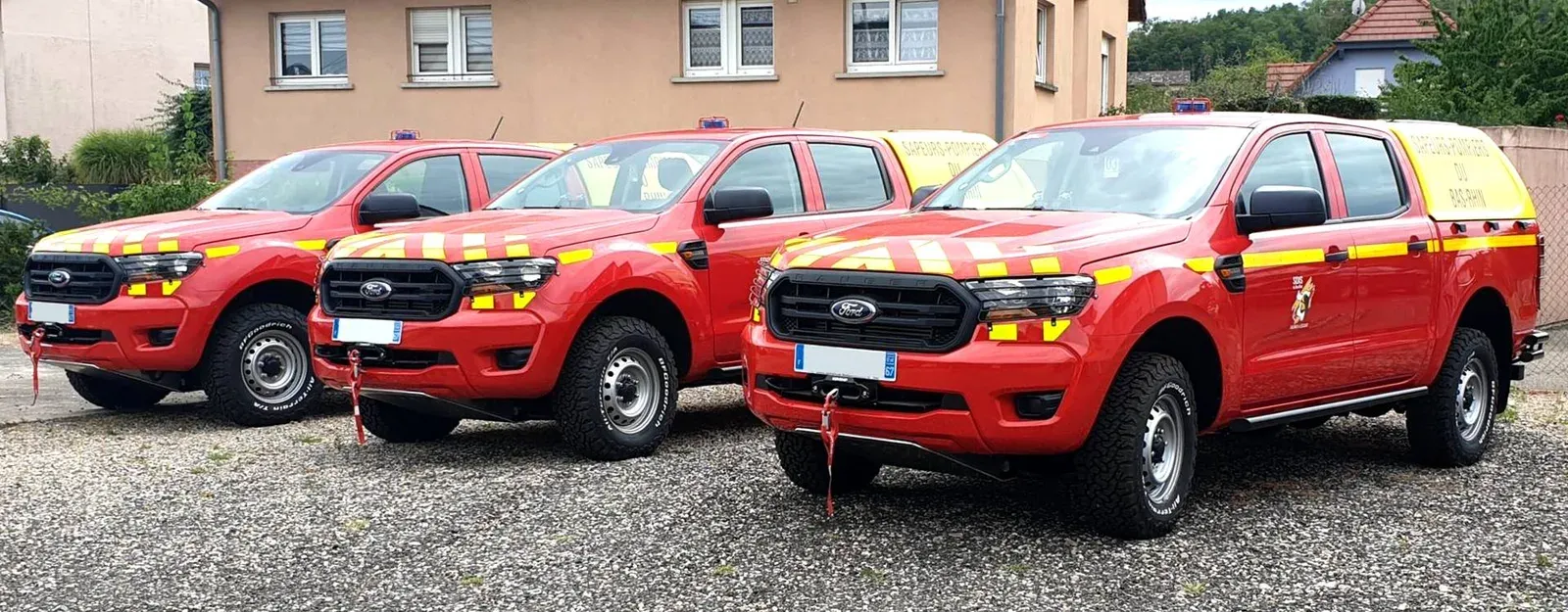 Lot de pick-up de sapeurs-pompiers équipés, prêts à être livrés