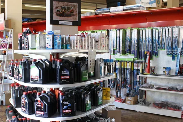 Rayon du magasin présentant lubrifiants, essuie-glaces et outillage professionnel
