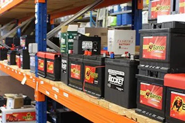 Rayonnage de batteries de démarrage et de servitude dans le magasin de pièces