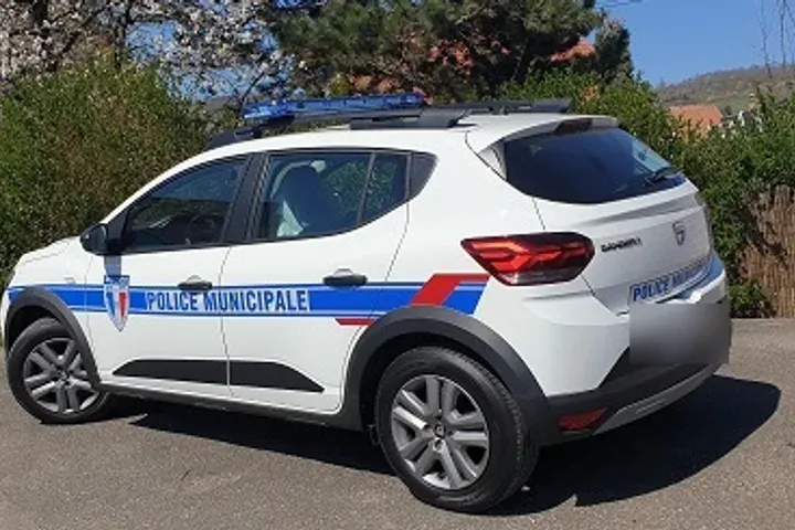 Citadine de police municipale vue de trois quarts arrière avec sa rampe lumineuse