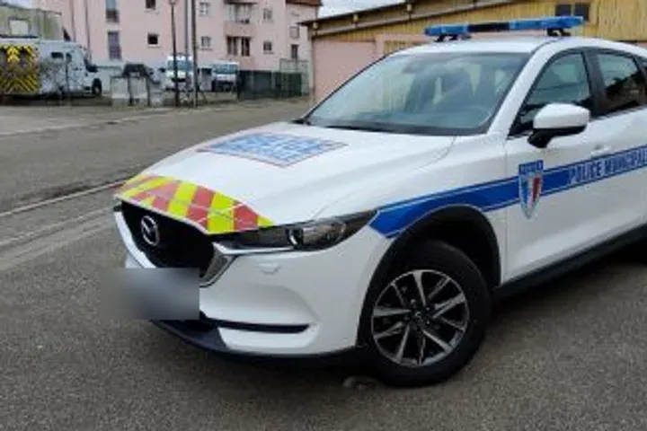 SUV de police municipale équipé d'une rampe lumineuse et d'un marquage avant réfléchissant