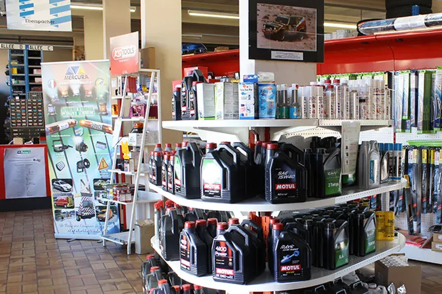 Rayon du magasin de pièces : lubrifiants, essuie-glaces et outillage professionnel