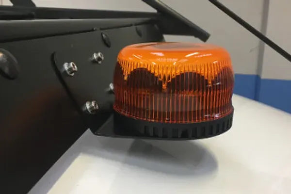 Gyrophare à LED orange monté sur le pavillon d'un véhicule de voirie