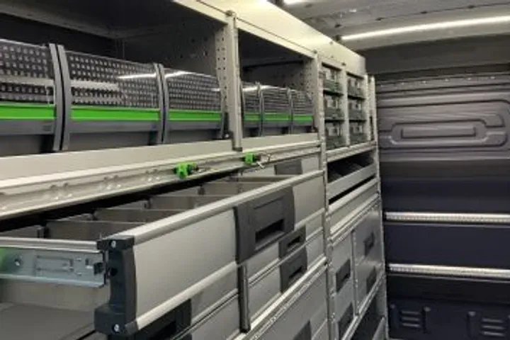 Blocs-tiroirs et bacs de rangement en aluminium installés dans un utilitaire